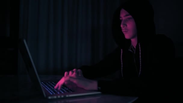 Haker Włamuje Się Sieci Komputerowej Młody Facet Ciemnym Pokoju Piszący — Wideo stockowe