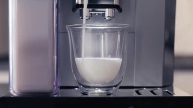 Kahve makinesi sütlü kahve yapar. Bir fincan sıcak cappuccino kahveli kahve makinesi. Sütlü kahve yapan. Gerçek zamanlı görüntüler.