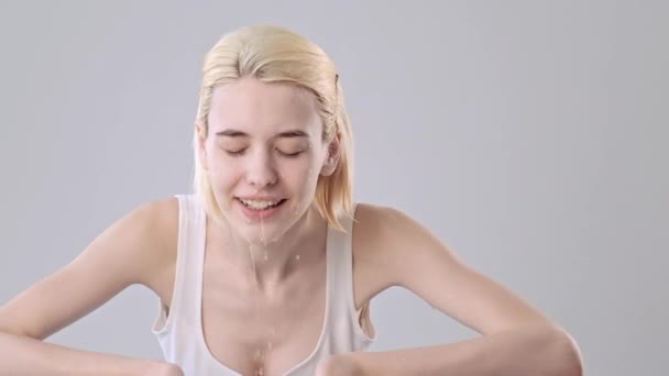 Een Vrouw Die Haar Schone Gezicht Waste Met Water Een — Stockvideo