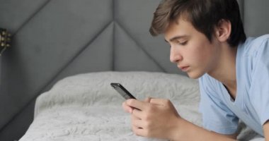 Gençler kötü habere üzülüyor. Genç çocuk kötü bir SMS mesajına şaşırdı. Beyaz genç adam depresyonda ve yüzünü gizliyor. Kafkasyalı bir öğrenci cep telefonuyla yatakta yatıyor. Gerçek zamanlı.  