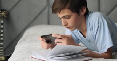 Ergen ebeveynleri aldatır. Genç telefonda oyun oynarken ders çalışıyormuş gibi davranır. Sinsi ergen aldatıyor. Ders çalışmak yerine eğlence. Genç adam kitap okuyormuş gibi yapıyor..