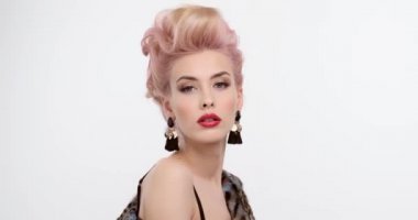 Renkli saçlı güzel bir kadın. Şık saç stili olan bir sarışının portresi. Moda konsepti. Seksi beyaz bir kızın yakın plan yüzü. Kırmızı dudaklı ve akşam makyajlı etkileyici bir kız. Yavaş çekim