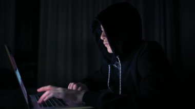 Hacker bilgisayar ağına sızıyor. Karanlık bir odada dizüstü bilgisayarda yazan genç bir adam. Bilgisayarı olan bir bilgisayar korsanı. Soyguncu. Yalnız gençler internette sohbet ediyor. Bilgisayar suçlusu. 4k görüntü.