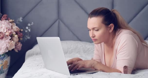 Mujer Adulta Trabajando Portátil Casa Mujer Adulta Con Ordenador Sofá — Vídeo de stock