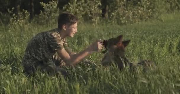 Teenager Psem Přírodě Patnáctiletý Chlapec Hladí Psa Německého Ovčáka Šťastný — Stock video