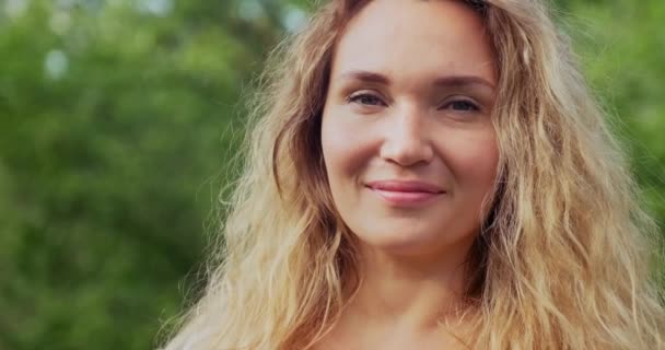 Doğada Kameraya Bakan Mutlu Yetişkin Bir Kadının Yakın Çekim Yüzü — Stok video