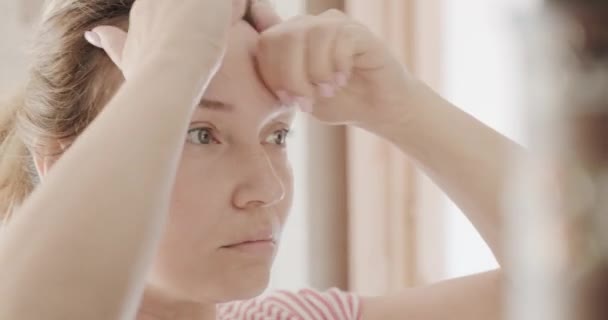做面部按摩的成年妇女 美丽的女人做抗衰老的面部按摩 35岁的白人妇女正在照顾皮肤 美容疗法 身体疗法 — 图库视频影像
