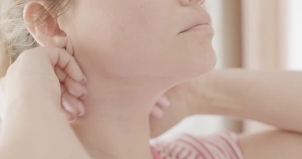 Erwachsene Frau Macht Nackenmassage Schöne Frau Macht Aging Gesichtsmassage Jahre — Stockvideo