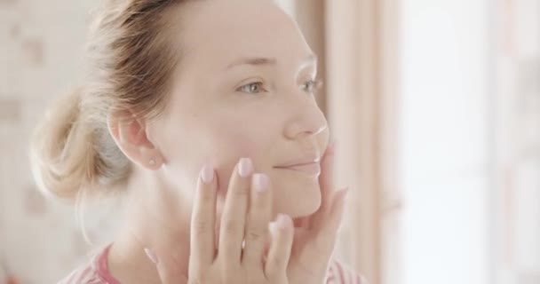 Dospělá Žena Masíruje Obličej Krásná Žena Dělá Aging Masáž Obličeje — Stock video