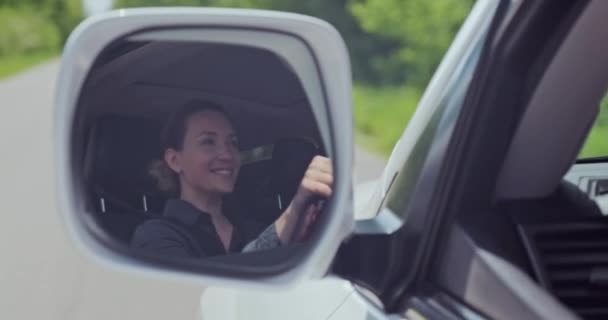 Όμορφη Ενήλικη Χαμογελαστή Γυναίκα Οδηγεί Αυτοκίνητο Γυναίκα Οδηγεί Αυτοκίνητο Αντανάκλαση — Αρχείο Βίντεο