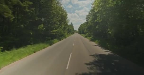 Je conduis sur la route. Vue en angle élevé tout en conduisant la voiture sur la route vide, véhicule abattu. Vue de la voiture sur le toit à la route de campagne avec un beau paysage d'été. Temps réel 