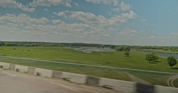 Guidare Sulla Strada Con Vista Sul Fiume Desna Colpo Veicolo — Video Stock