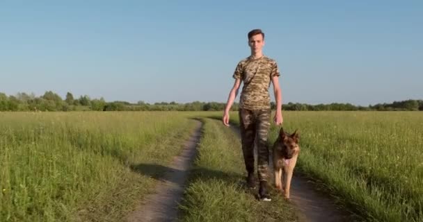 Tiener Loopt Met Een Hond Natuur Jarige Jongen Wandelingen Met — Stockvideo