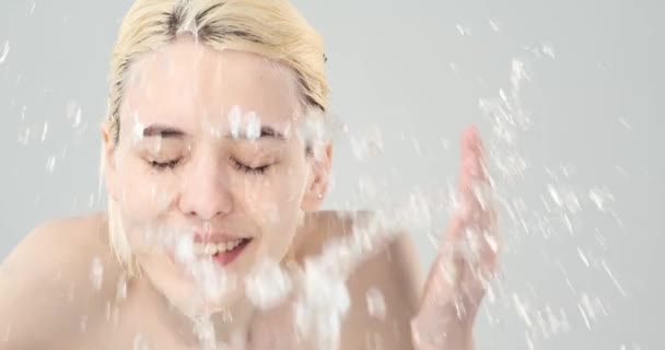 Frau Wäscht Ihr Sauberes Gesicht Mit Wasser Junges Erwachsenes Mädchen — Stockvideo