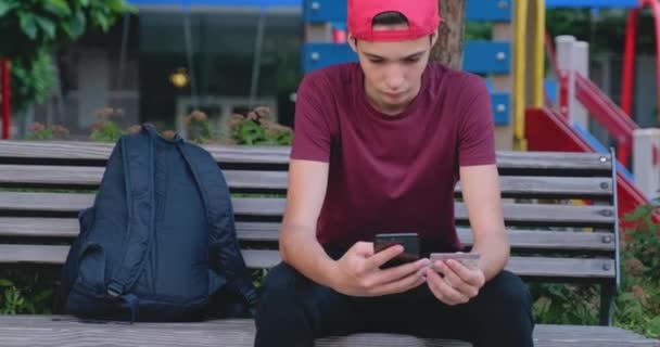 Підліток Здійснює Онлайн Покупки Допомогою Кредитної Картки Мобільного Телефону Усміхнений — стокове відео