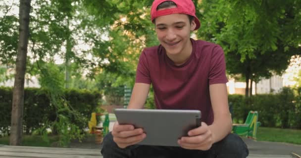 Adolescente Usando Tableta Parque Joven Usando Tableta Aire Libre Niño — Vídeo de stock