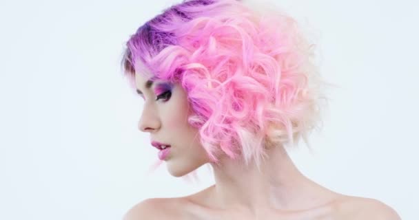 ファッションヘアスタイルのスタイリッシュな女性 明るい紫色の髪を持つファッションモデルのクローズアップ肖像画 ピンクのメイクで美顔 ファッショナブルな女の子女性は彼女の頭を回し カメラを見て — ストック動画