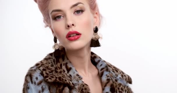 Portret Blondynki Czerwonymi Ustami Makijażem Wieczorowym Duże Kolczyki Zbliżenie Seksownej — Wideo stockowe