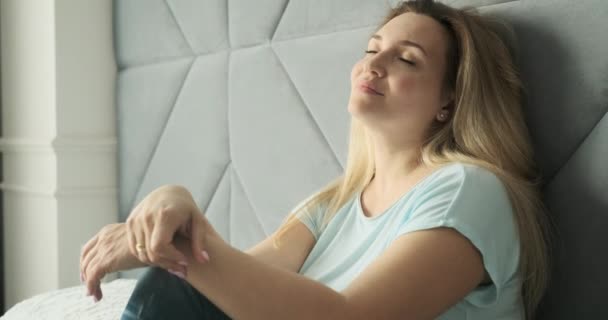 Glücklich Erwachsene Frau Träumt Hause Auf Dem Bett Sitzend Erwachsene — Stockvideo