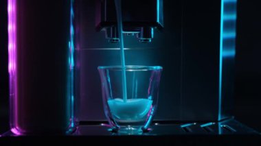 Kahve makinesi sütlü kahve yapar. Bir fincan sıcak cappuccino kahveli kahve makinesi. Sütlü kahve yapan. Gerçek zamanlı görüntüler. Sanat konsepti. Floresan renkleri.