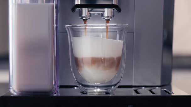 Ekspres Kawy Robi Kawę Mlekiem Ekspres Kawy Filiżanką Gorącej Kawy — Wideo stockowe