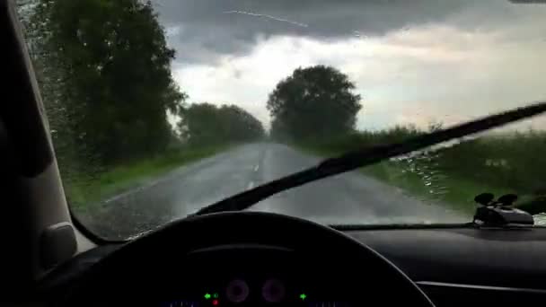 Die Sicht Aus Der Frontscheibe Des Autos Mit Funktionierenden Scheibenwischern — Stockvideo