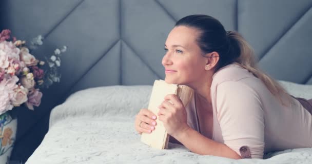 Mulher Adulta Sonhando Casa Cama Mulher Bonita Adulto Detém Livro — Vídeo de Stock