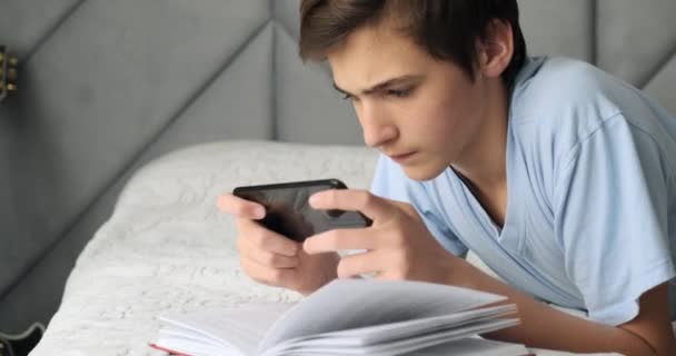 Adolescente Engaña Los Padres Adolescente Finge Estar Estudiando Mientras Juega — Vídeo de stock