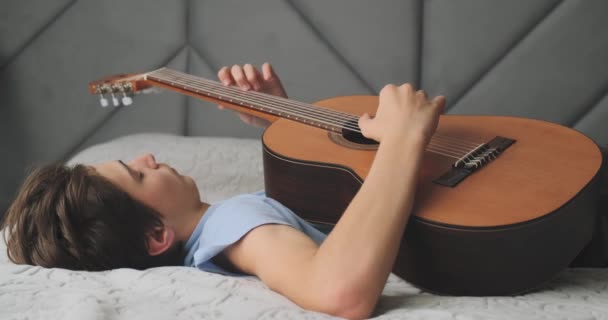 Jongeman Die Thuis Akoestische Gitaar Speelt Tienerjongen Met Een Houten — Stockvideo