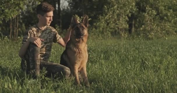 Teenager Mit Hund Der Natur Jähriger Junge Streichelt Einen Schäferhund — Stockvideo