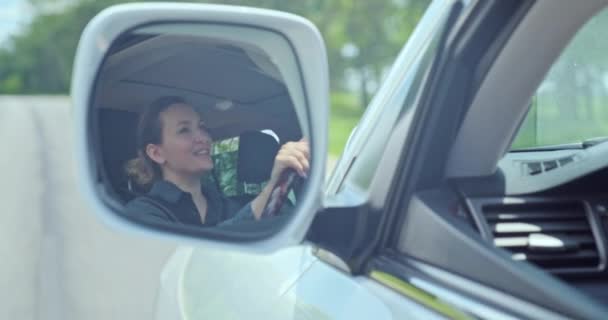 Μια Γυναίκα Οδηγεί Αυτοκίνητο Και Τραγουδάει Όμορφη Ενήλικη Χαρούμενη Γυναίκα — Αρχείο Βίντεο