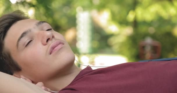 Retrato Adolescente Auriculares Acostado Banco Parque Relajante Adolescente Escuchar Música — Vídeos de Stock