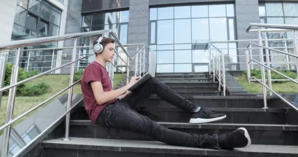 Tonåring Med Laptop Parken Unge Man Som Jobbar Dator Utomhus — Stockvideo