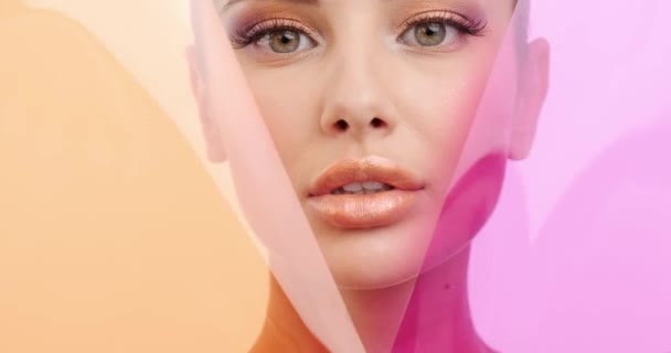 Visage Rapproché Mannequin Mode Avec Maquillage Lumineux Femme Cache Derrière — Video