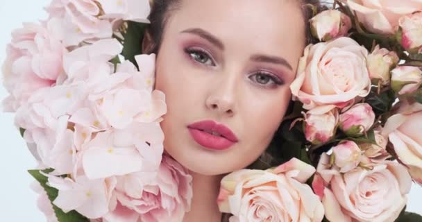 Gesicht Mit Blumen Schöne Kaukasische Frau Mit Frischer Haut Nahaufnahme — Stockvideo