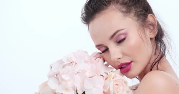 Arc Virágokkal Gyönyörű Fehér Friss Bőrrel Szoros Női Arc Virágokkal — Stock videók