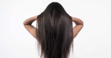 Kadın uzun saçlı. Dikiz aynası. Kız uzun düz saçları sallıyor. Yavaş çekim. Dikiz aynası. 4 bin. Kadın modelin saçları dalgalanıyor.. 