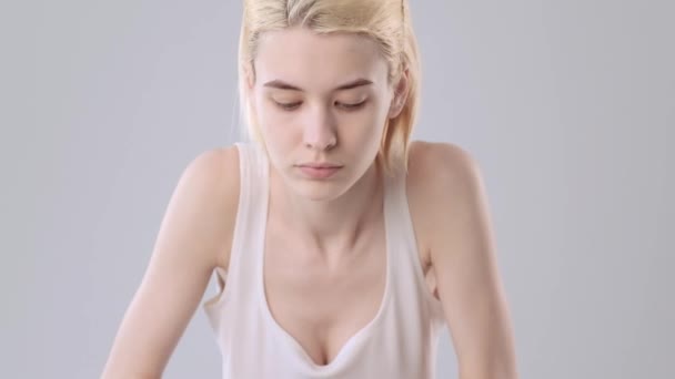 Mulher Lavando Seu Rosto Limpo Com Água Menina Adulta Jovem — Vídeo de Stock