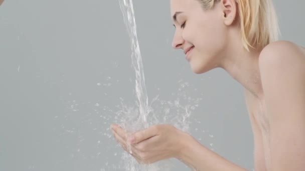 Een Vrouw Die Haar Schone Gezicht Waste Met Water Een — Stockvideo