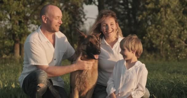 Lycklig Familj Med Hund Naturen Sju Gammal Pojke Med Sina — Stockvideo