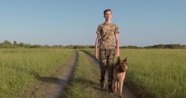 Teenager Sta Camminando Con Cane Natura Anni Ragazzo Passeggia Con — Video Stock