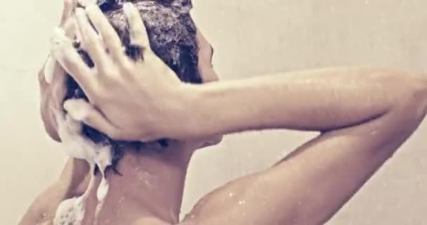 シャワーの中にシャンプーで髪を石鹸若い男のリアビュー ティーンエイジャーはバスルームでシャワーを浴びます 男は暖かい水の流れの下で洗う ヨーロッパの人間は水で髪を育てます リアルタイム — ストック動画