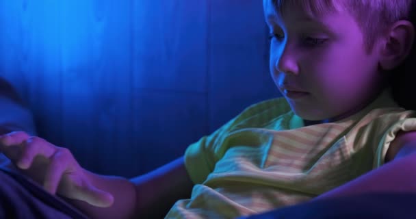 Enfant Ans Avec Comprimé Petit Garçon Regarde Tablette Écran Dans — Video