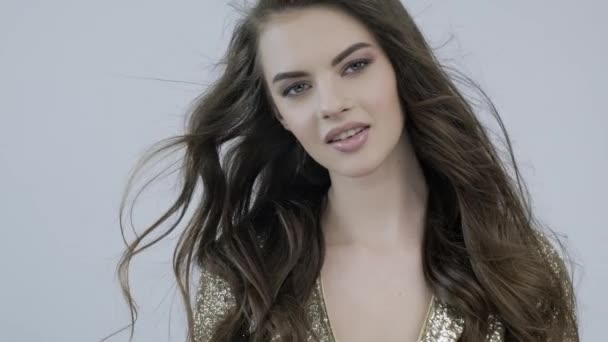 Nagranie Pięknej Młodej Kobiety Kręconymi Długimi Brązowymi Włosami Modelka Patrzy — Wideo stockowe