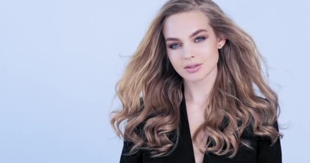Piękna Młoda Blondynka Długimi Włosami Modelka Patrzy Kamerę Oszałamiająca Twarz — Wideo stockowe