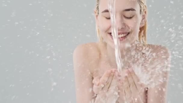 Een Vrouw Die Haar Schone Gezicht Waste Met Water Een — Stockvideo