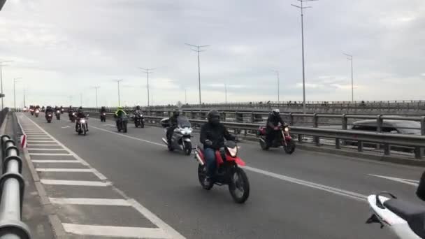 Los Ciclistas Motocicletas Modernas Mueven Por Autopista Ciudad Gran Convoy — Vídeos de Stock