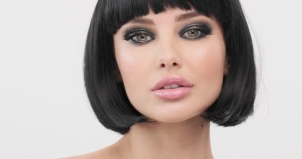 Belle Brune Avec Une Coiffure Bob Portrait Mannequin Avec Maquillage — Video
