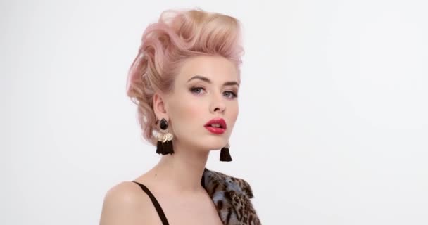 Belle Femme Aux Cheveux Colorés Portrait Une Blonde Coiffure Élégante — Video