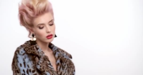 Модная Современная Женщина Шубе Креативными Цветными Волосами Оборачивается Смотрит Камеру — стоковое видео